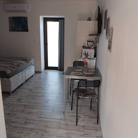 Successful Airbnb property: Studio apartment for 2, terrace in Petrčane