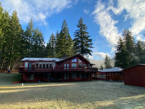 House in the mountains! Hot tub, sauna, pool table