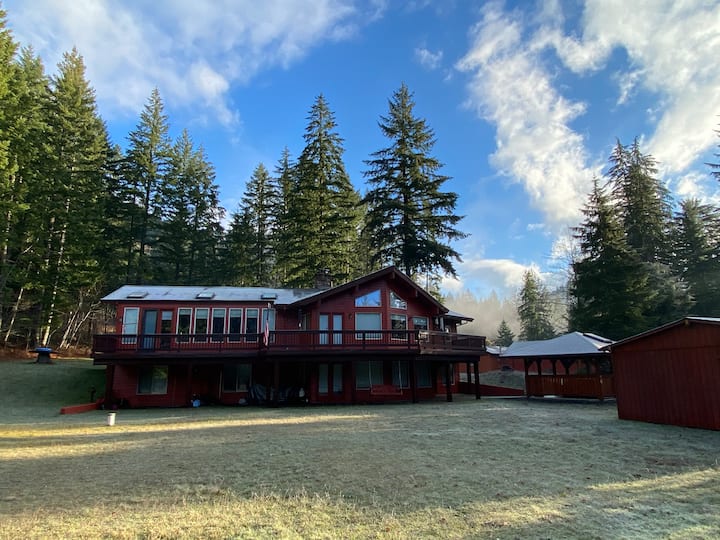 House in the mountains! Hot tub, sauna, pool table