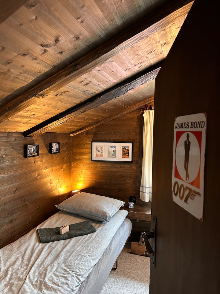 Es ist nicht erwiesen ob 007 im Petschenhaus geschlafen hat. Wir gehen aber davon aus. :D