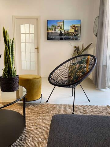 Huge accomodation with Acropolis view. 12 prs 4BDR gallery image 2