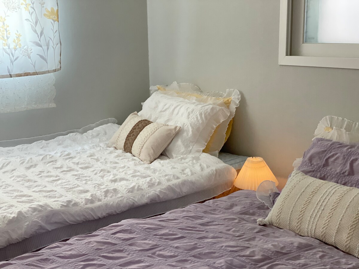 Има две супер единични легла, а твърдостта на двете легла (твърдост) е редовна твърдост. 