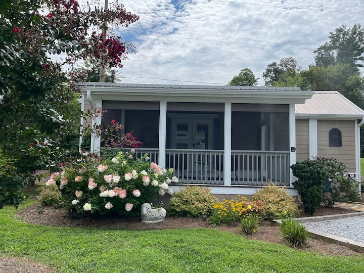 Tiny Treasure! - Hendersonville, NC