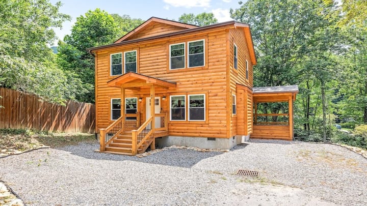 Yogi Bear - 3 Br, 2 Ba, Creekside Log Home - Maggie Valley, NC
