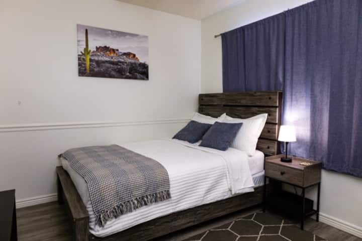 Ова е полн кревет. Во плакарот има преносно двокреветно креветче со горен дел од пена. 