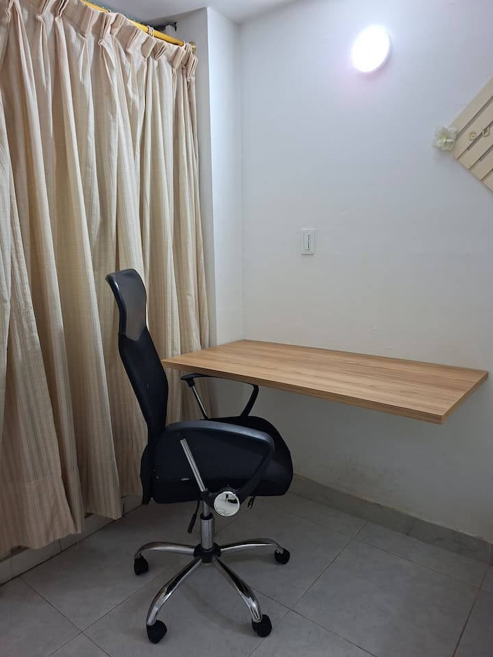 אזור עבודה או לימוד, שולחן 120 X 60.