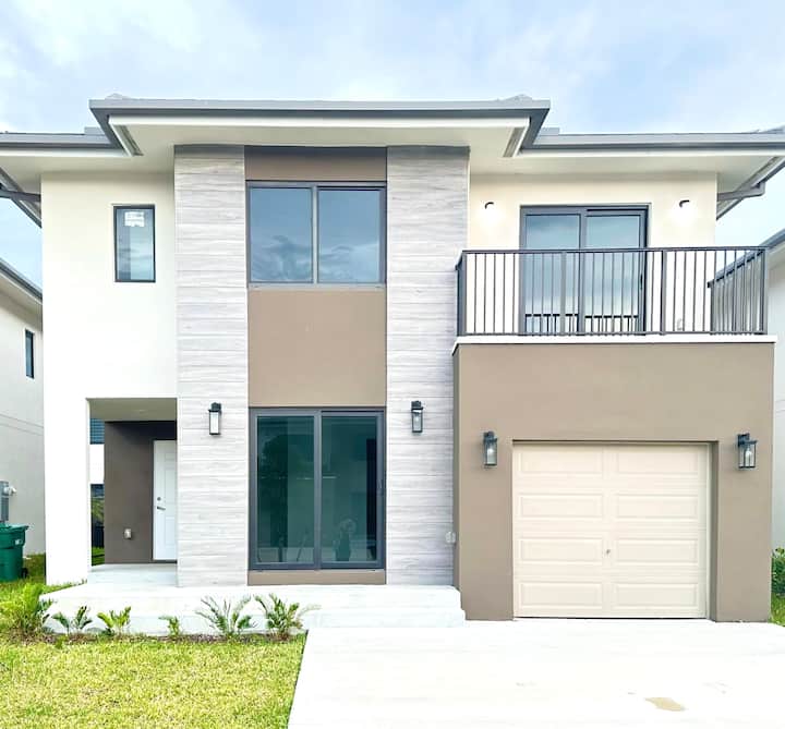 Luxury Blue House/13PPL/2Kitchens/GameRoom/TheKeys