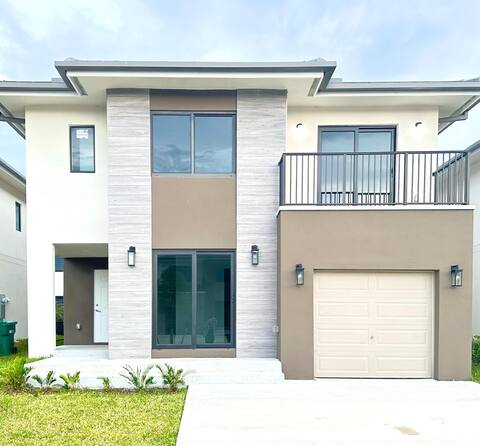 Luxury Blue House/13PPL/2Kitchens/GameRoom/TheKeys