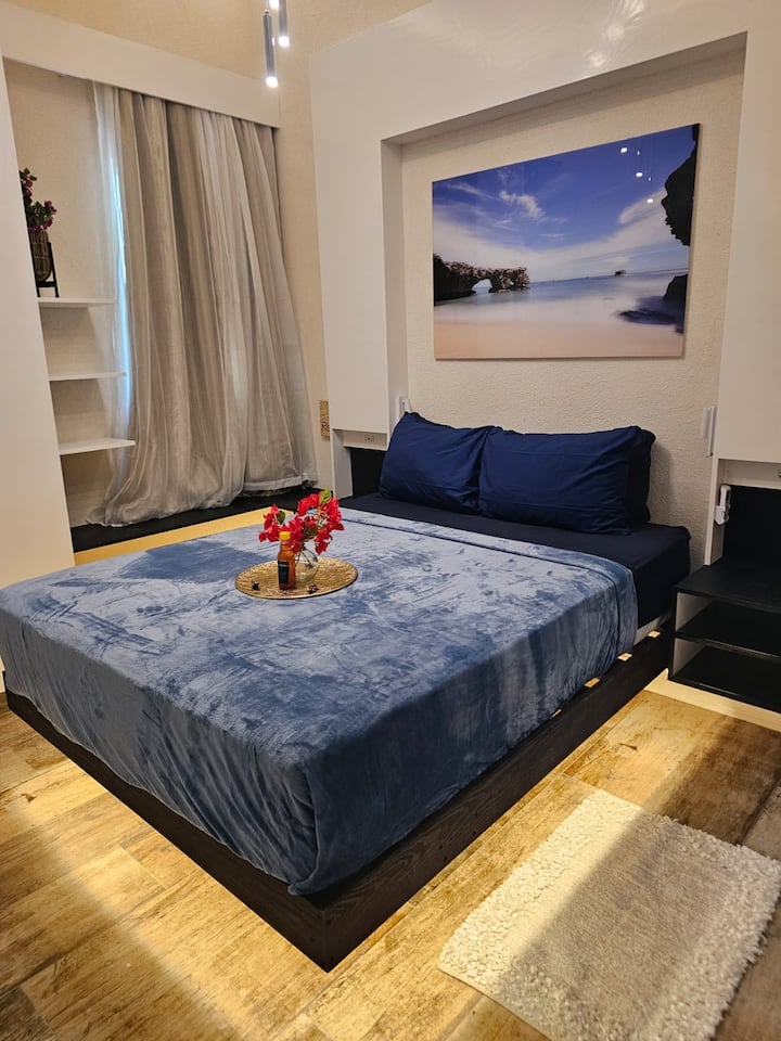 Dormitorio de lujo con puerta con cerradura y cama queen flotante