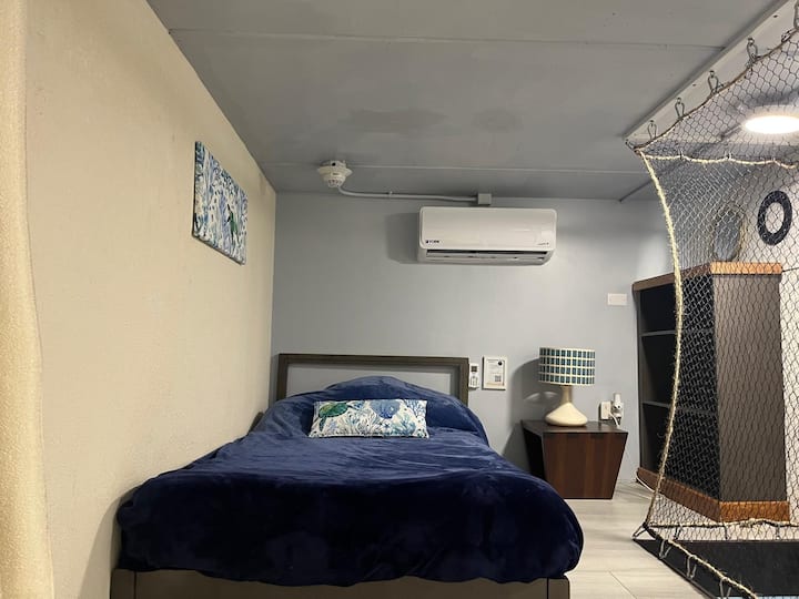 Divertida cama individual tipo loft para niños con techo bajo