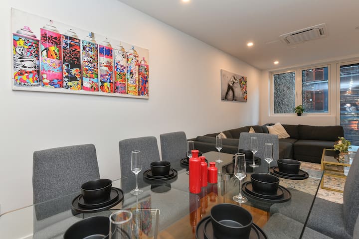 Chelsea Luxury 3BR w/ Private Elevator & Balcony gallery image 3