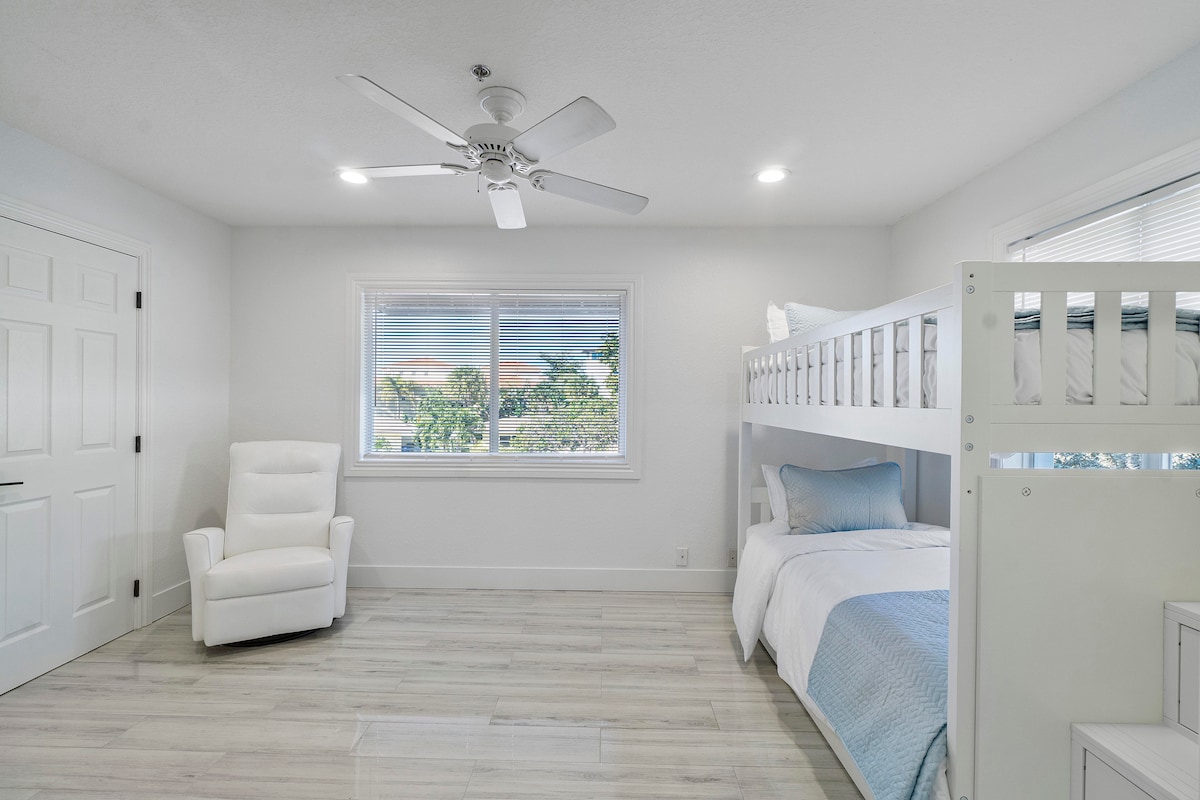 Dhomë fëmijësh në katin e dytë. Ka tre krevate tek në këtë dhomë. 