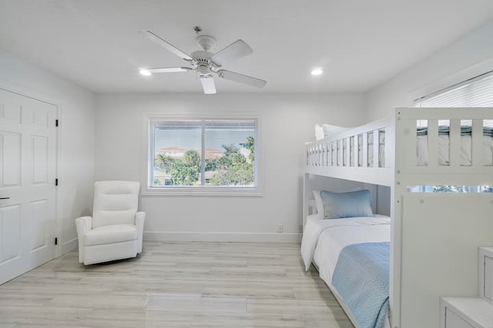 Habitación para niños en la segunda planta. En esta habitación hay tres camas individuales. 