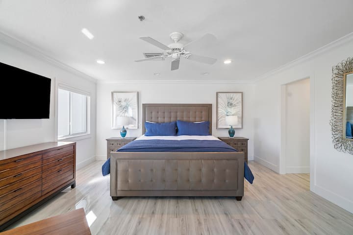 Dormitorio principal en el segundo piso con cama tamaño king y espacioso baño privado. Esta habitación también tiene balcón privado. 