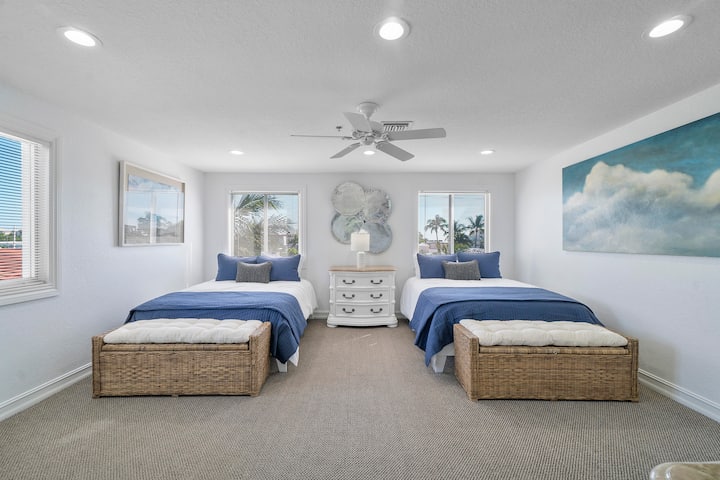 Dormitorio de invitados en el tercer piso con sus dos camas tamaño queen y un montón de espacio.