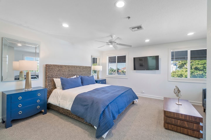 Este es el dormitorio principal en el tercer piso con su baño privado y sala de estar. 