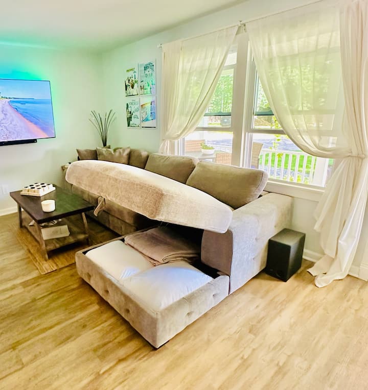 Acorn Cottage - Beach | Downtown | Farmers Market - Port Austin, MI