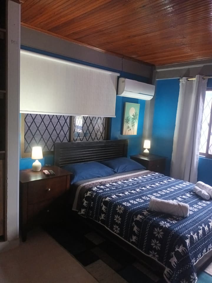 Habitacion principal cama doble, aire acondicionado, Tv, WiFi, área de trabajo, nevera, baño privado, amplio ropero, ventanas amplias, buena ventilacion y luz natural durante el dia.