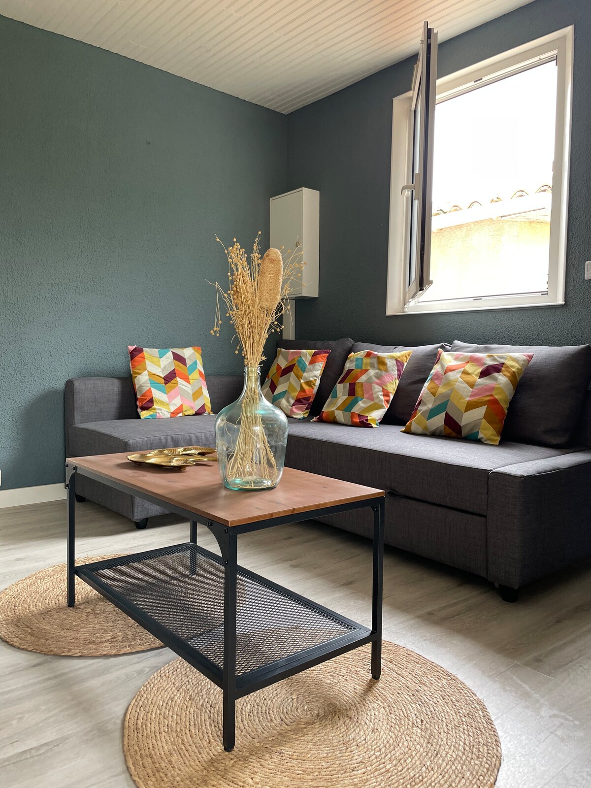 Salón de la villa con sofá cama para 2 personas 