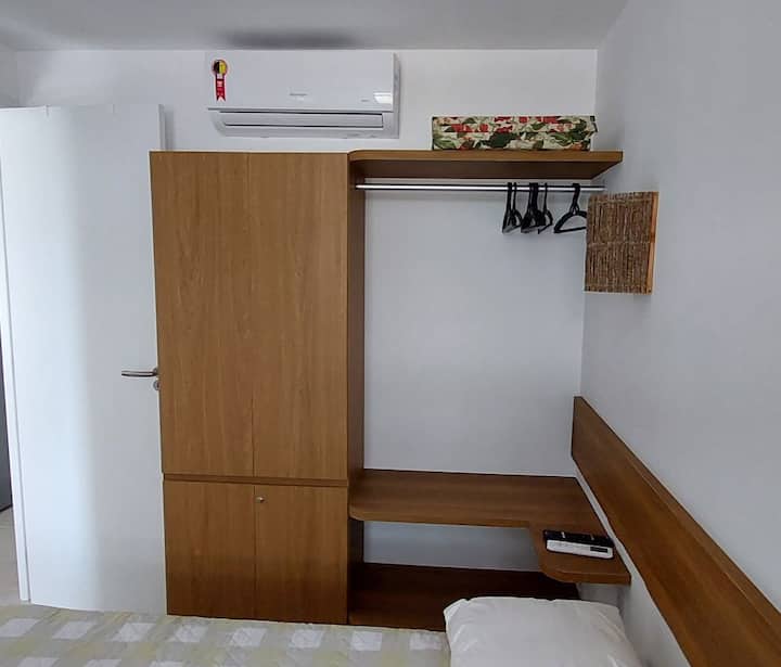 Ormarić za smještaj torbi i vješalica.