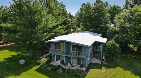 Cozy Shanty Creek Studio Condo w/ Lake View