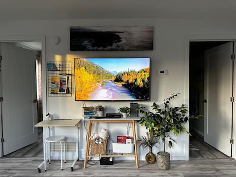 Top Airbnb: Calm and Comfortable Gem: 1BR Suite in Thunder Bay