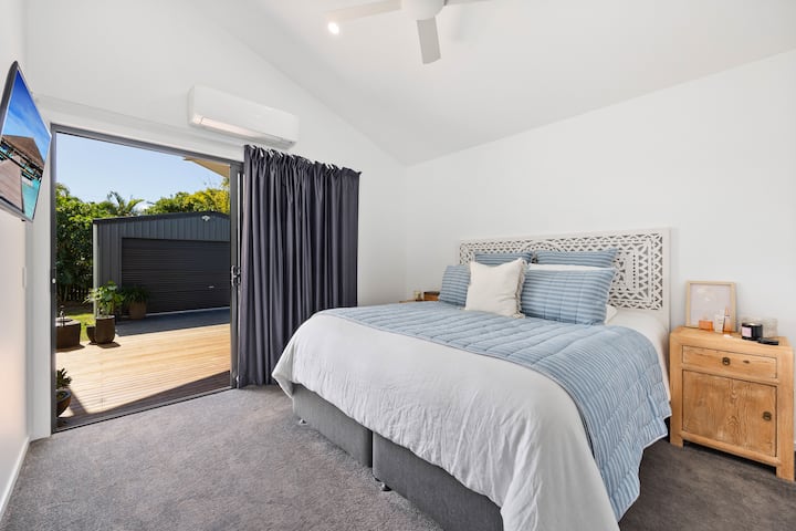 Naša úžasná spálňa s manželskou posteľou King. Dodávaná plyšová posteľná bielizeň a posteľná bielizeň. Televízor na stene pre tých, ktorí spia v priebehu dní. Z hlavnej spálne máme aj posuvné dvere na terasu. 