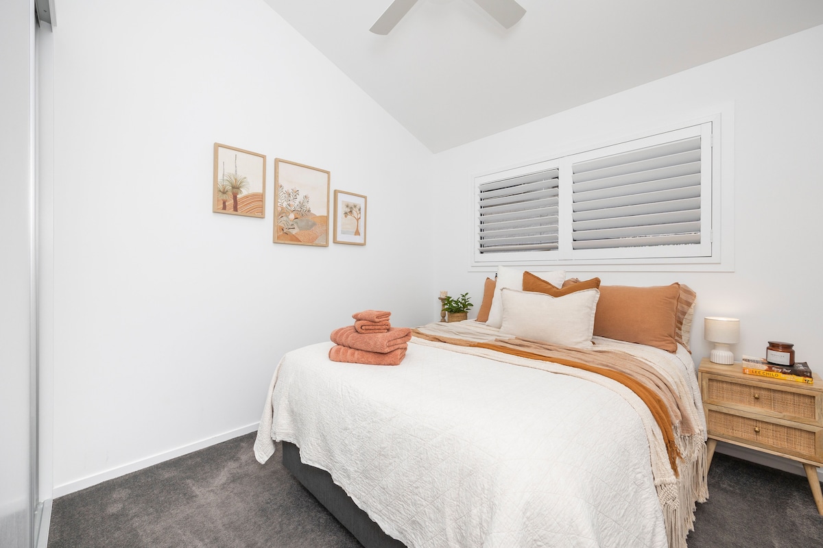 هذه أول غرفة من غرفنا الملكية. غرفنا ذات حجم جيد مع الكثير من تخزين الملابس. الفراش هو من أفضل جودة.