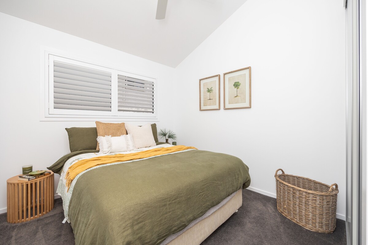 هذه هي غرفة الملكة الثانية. مرة أخرى الكثير من تخزين الملابس والفراش الجميل ولوازم البياضات 