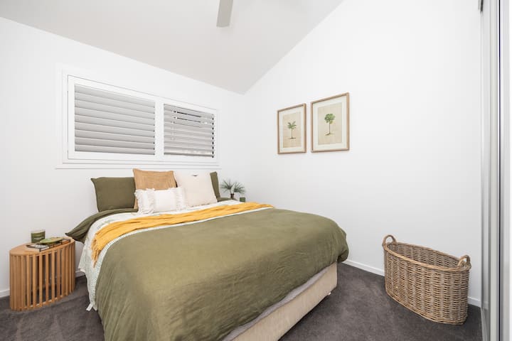 Toto je naša druhá izba Queen. Opäť veľa úložného priestoru na oblečenie a krásnu posteľnú bielizeň a posteľnú bielizeň 