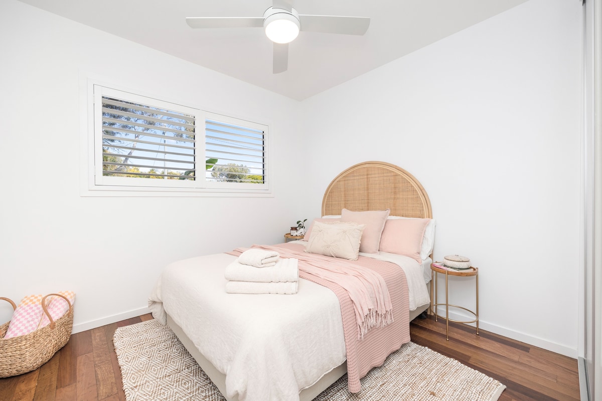 هذه هي غرفة نومنا المزدوجة، مفروشة بشكل جميل وبياضات عالية الجودة. 