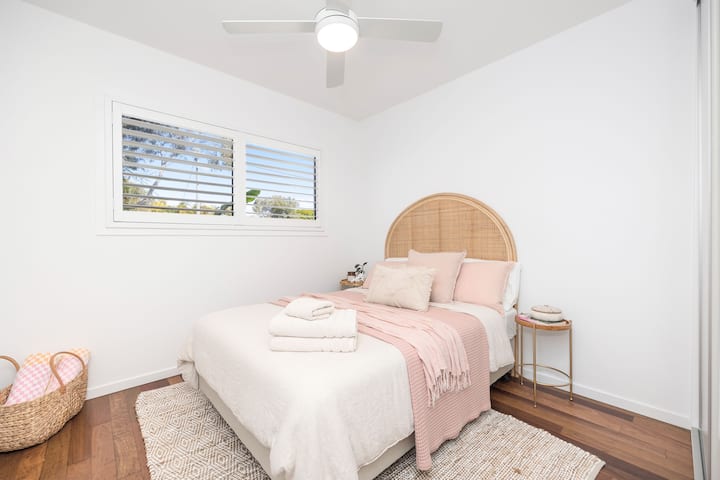 Toto je naša dvojlôžková spálňa, krásne zariadená a s posteľnou bielizňou najvyššej kvality. 