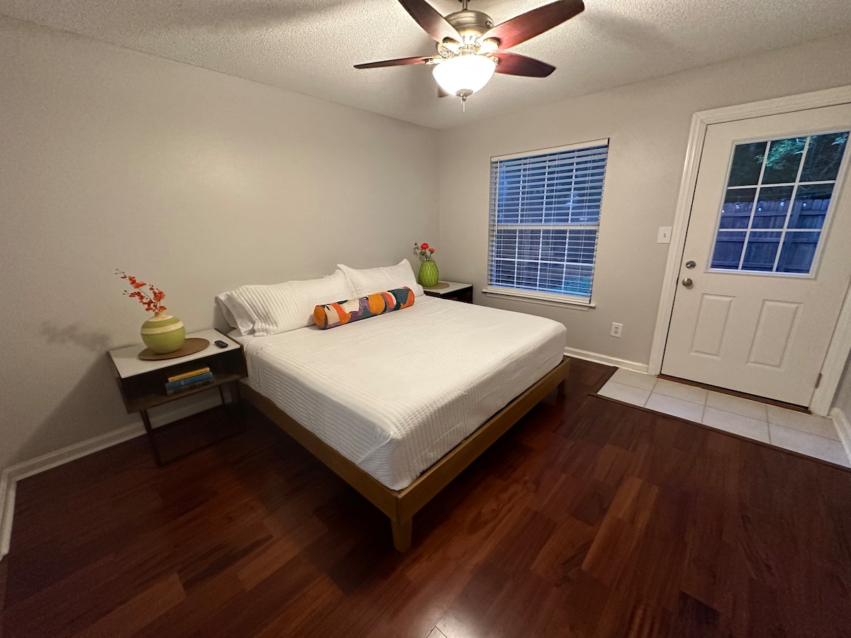 Მთავარი საძინებელი აღჭურვილია ხარისხიანი თეთრეულითა და დიდი ზომის საწოლით. Აირჩიეთ ორი ტიპის ბალიშიდან, რომლებიც უზრუნველყოფილია თქვენი კომფორტის გათვალისწინებით. Roku ‑ ს სმარტ-ტელევიზორი და უკანა ეზოზე პირდაპირი წვდომა.