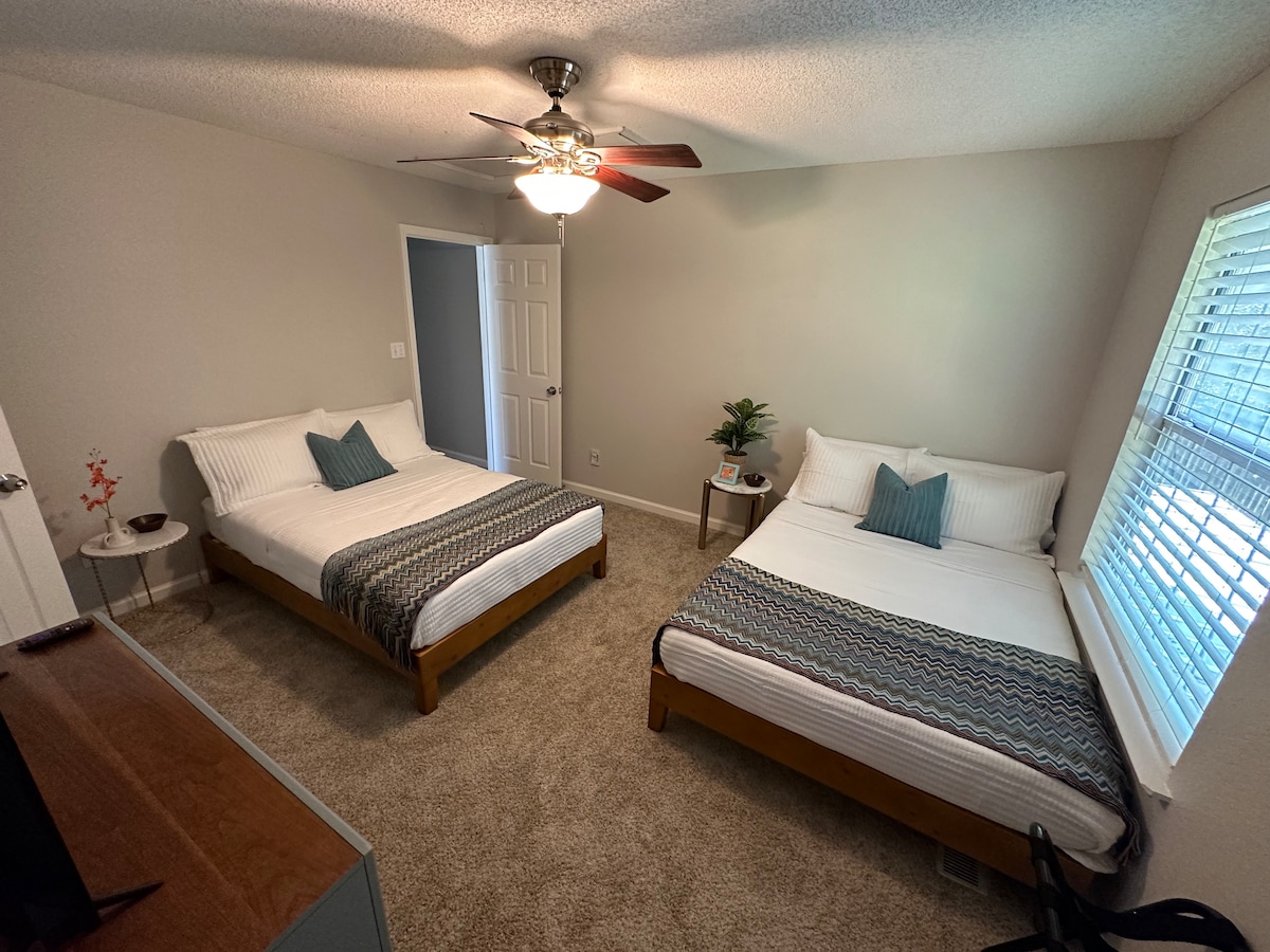 Ხარისხიანი თეთრეულით დაფარული ორი სრული საწოლი. Მოამზადეთ ორი ტიპის ბალიში თქვენი კომფორტისთვის. Roku-ს სმარტ-ტელევიზორი თქვენი გართობისთვის.