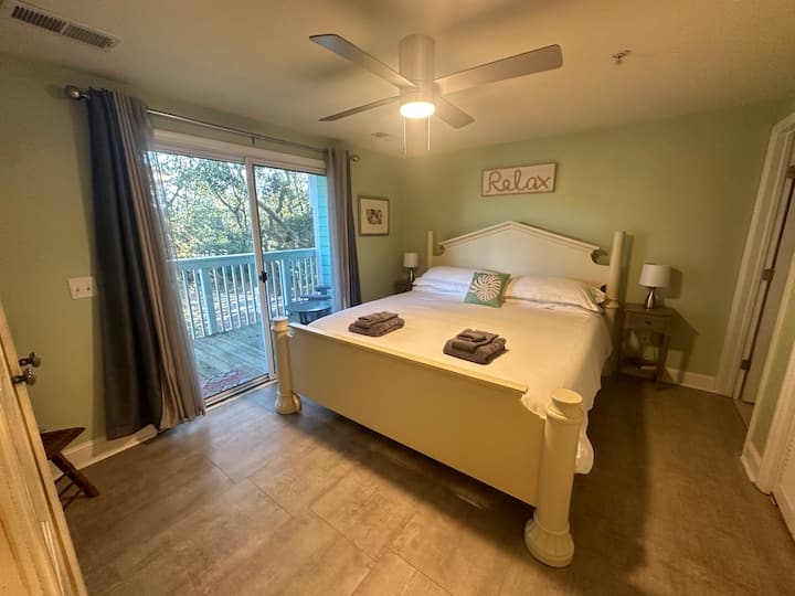 Dormitorio principal, baño privado con cama tamaño king Casper y TV