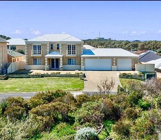 Beach House with Private Pool (Netflix & Kayo)
