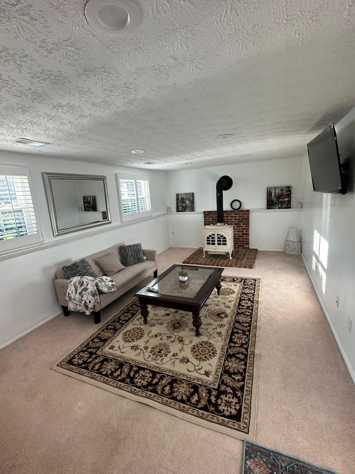 Bright & Spacious Lower Level Room W/shared Bath - Leesburg, VA