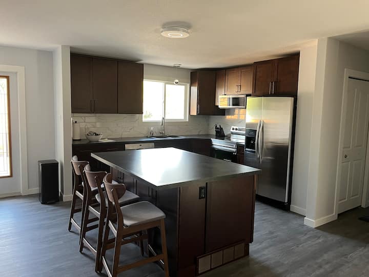 Spacious 5 bedroom house with hot tub Houses for Rent in Medicine Hat