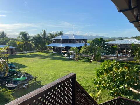 Bahia caimán, Río dulce