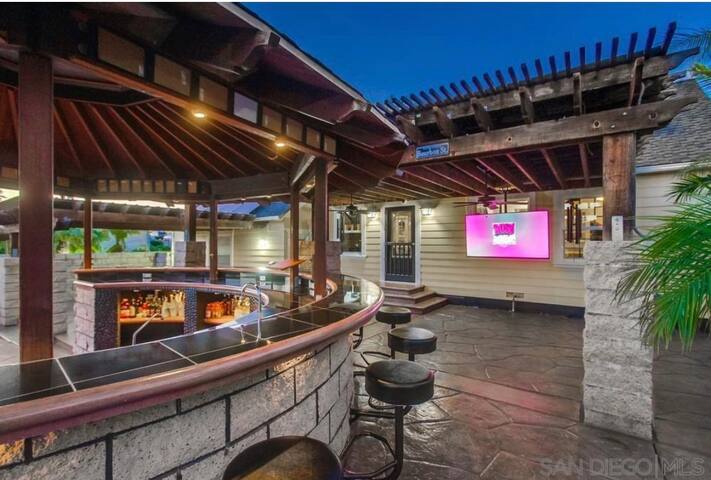 Hot Tub, fire pit & BBQ Backyard Oasis! 2 bedrooms