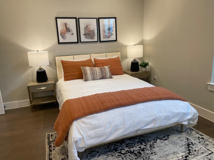 Dyshek i rehatshëm me sfungjer memorik. Portë karikimi në çdo komodinë. 