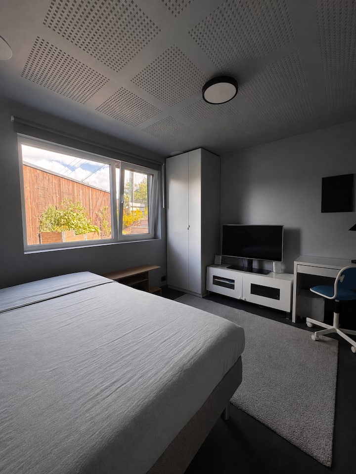 120x200 seng, plass til madrass på gulv.
