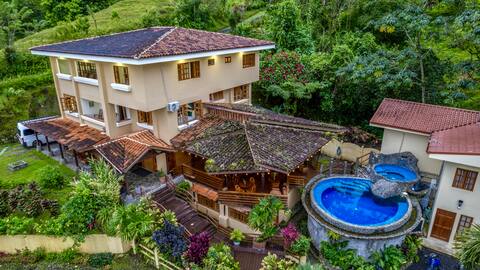 Majestic Lodge/10 bedrooms/Sleeps 32/Volcano views