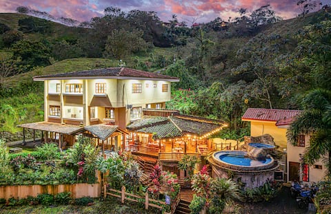 Majestic Lodge/10 bedrooms/Sleeps 32/Volcano views