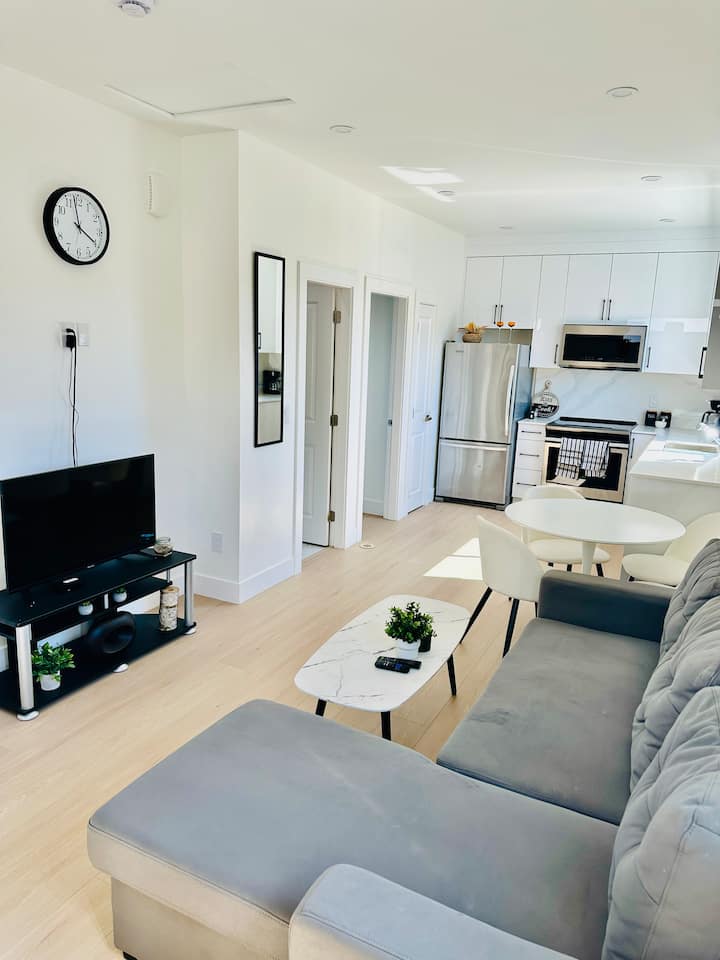 Fully Ac 2 Bed 2 Bath Apartment - Surrey, BC