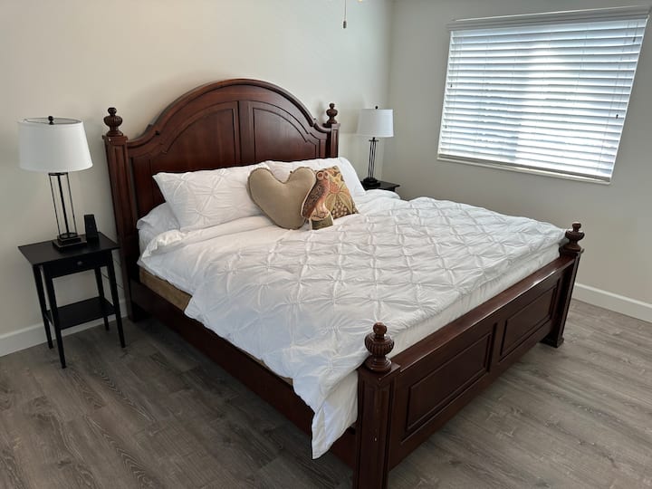 Master Bedroom - king size bed 