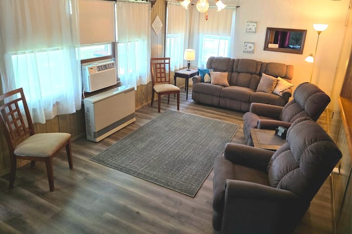 Adirondack Orchard House - 2br, Sleeps 7, 5 Tvs - Plattsburgh, NY