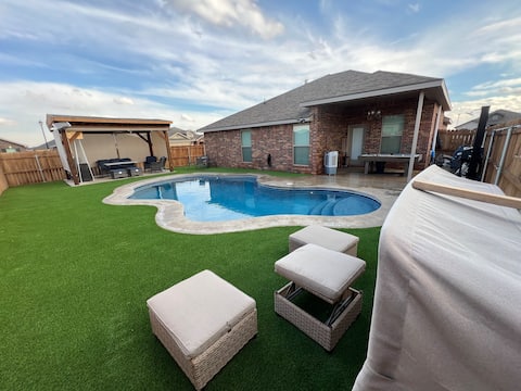 House in Midland with swimming pool