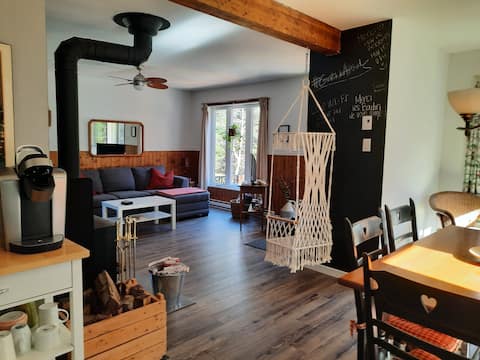 Top Airbnb: Le Paisible chalet *SPA+FEU+SKI* in Saint Adolphe D'howard