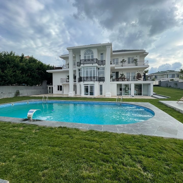 Famous mansion villa with heated indoor pool